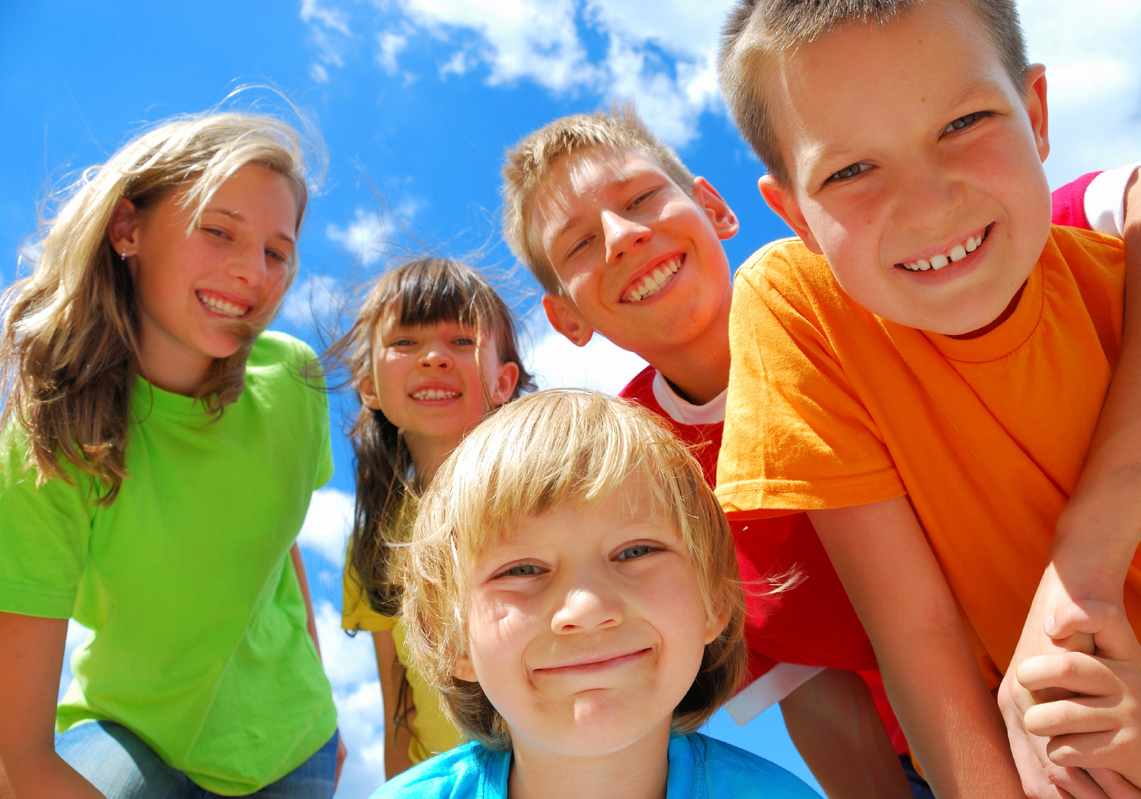 Kinder spielen mit Holzbauklötzen Kinder spielen mit Holzbauklötzen