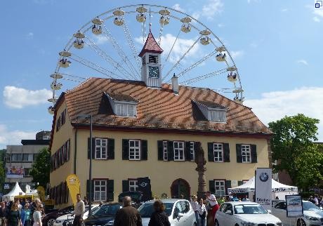 Riesenrad hinter dem Alten Rathaus von Gerlingen
