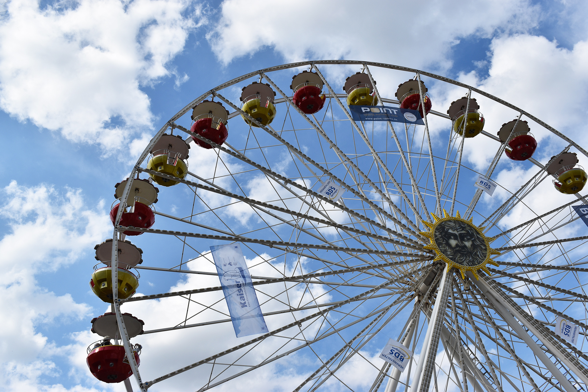 Auf dem Rathausplatz wird die After-Work-Party aufgebaut Auf dem Rathausplatz wird die After-Work-Party aufgebaut