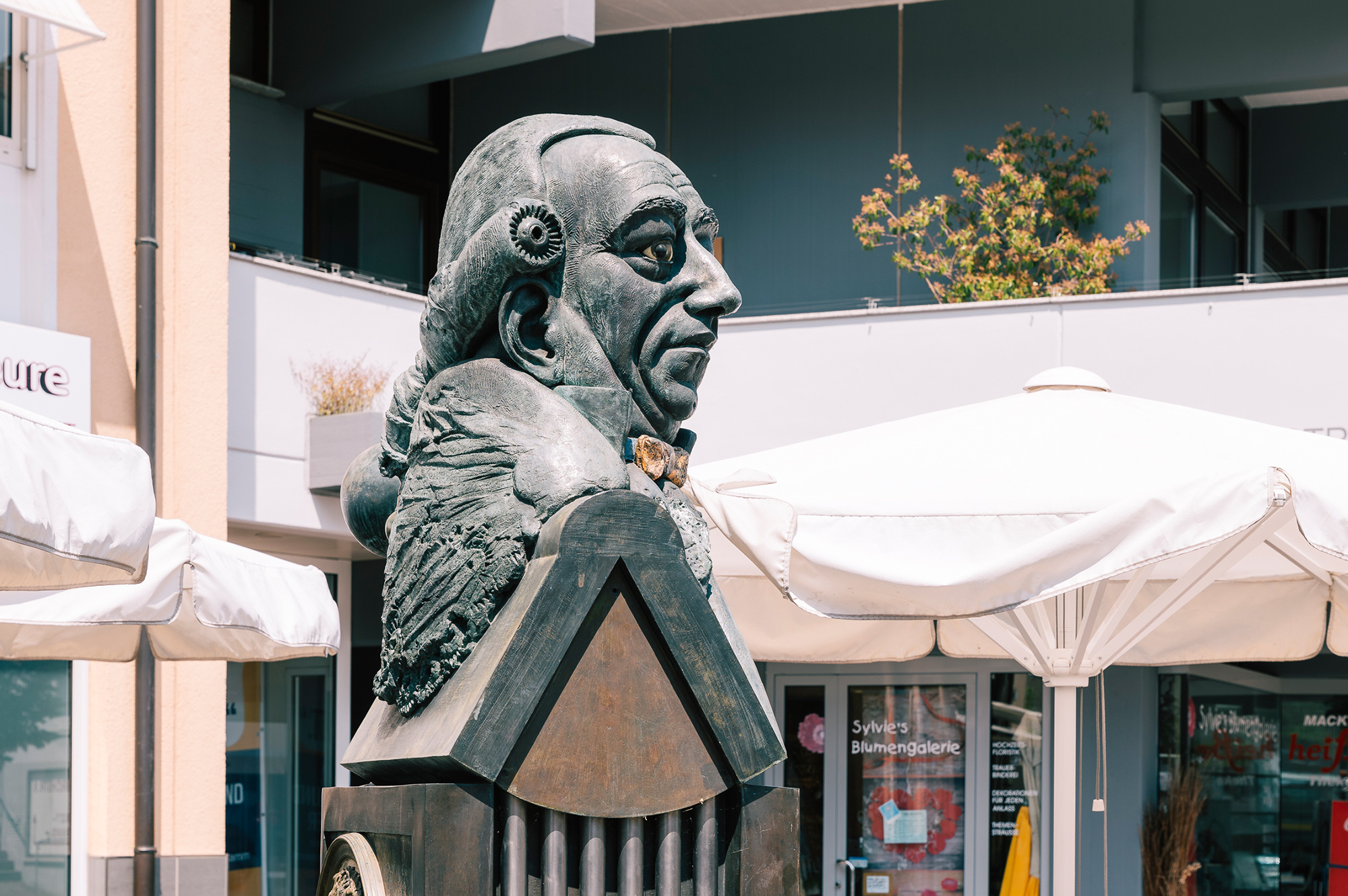 Schillerbrunnen in der Kirchstraße Schillerbrunnen in der Kirchstraße