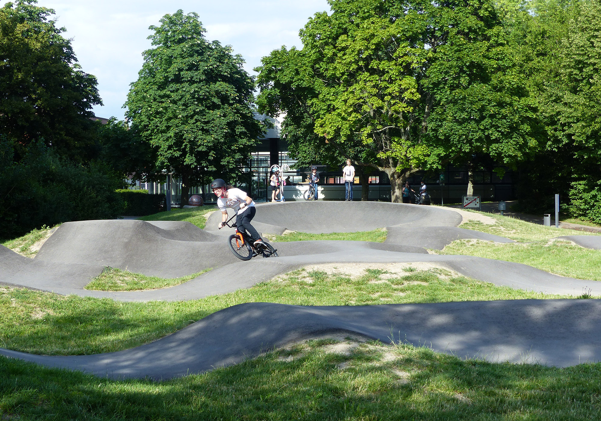 Der Pumptrack mit seiner asphaltierten Fahrradstrecke Der Pumptrack mit seiner asphaltierten Fahrradstrecke