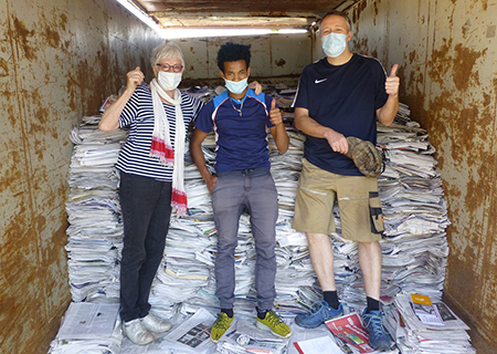 Helfer bei der Altpapiersammlung im Juli 2016 Helfer bei der Altpapiersammlung im Juli 2016