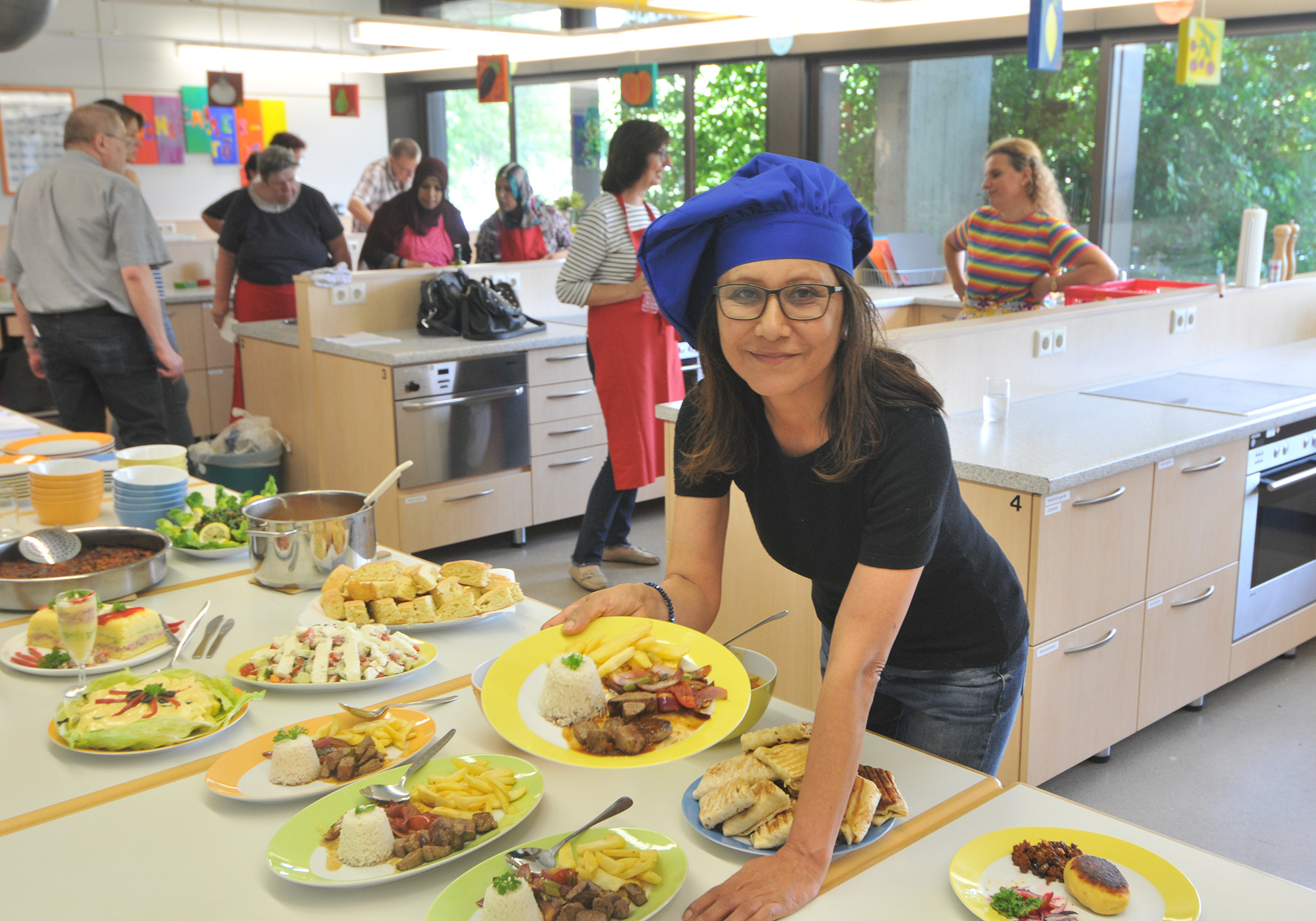 Marianella Muñoz serviert das peruanische Gericht "Lomo Saltado" Marianella Muñoz serviert das peruanische Gericht "Lomo Saltado"
