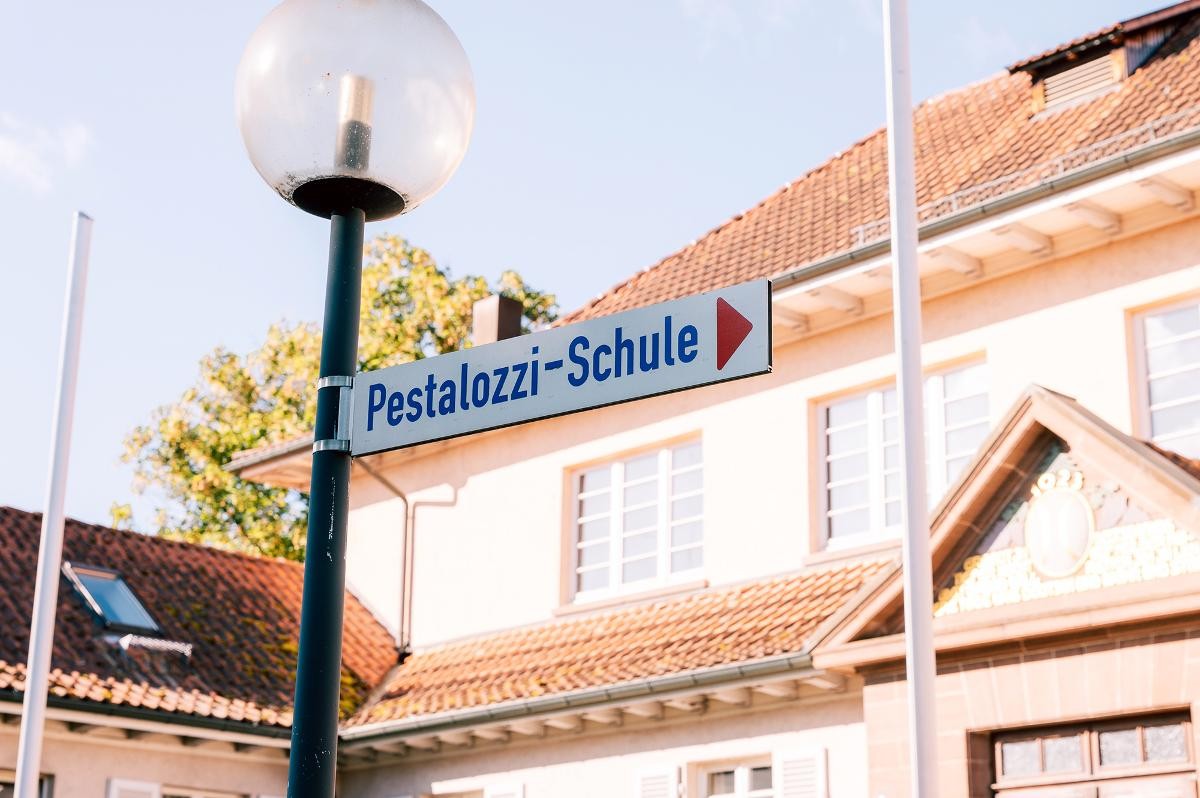 Hinweisschild Schule