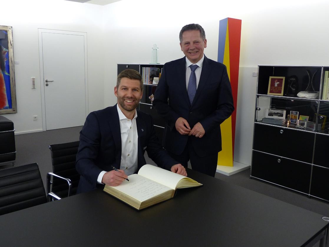 Thomas Hitzlsperger mit Bürgermeister Georg Brenner