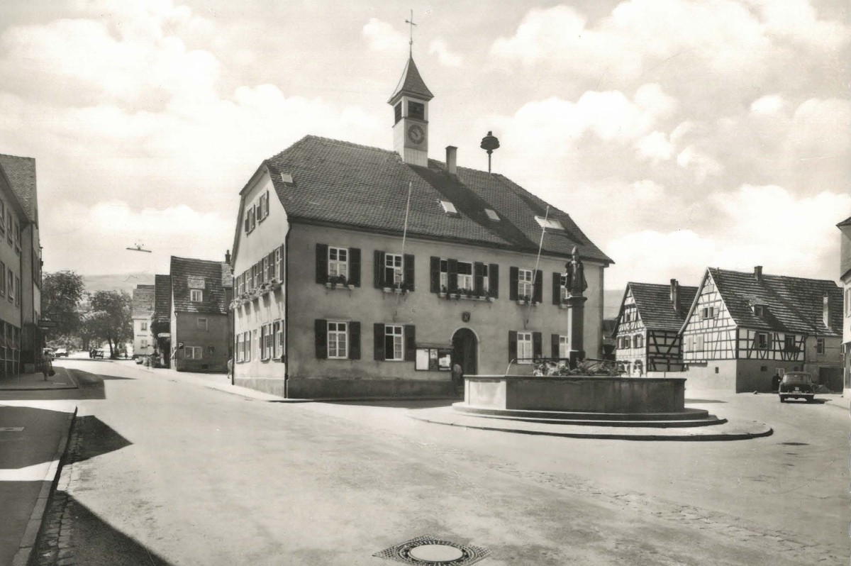 Rathaus mit renoviertem Urbanbrunnen, um 1955