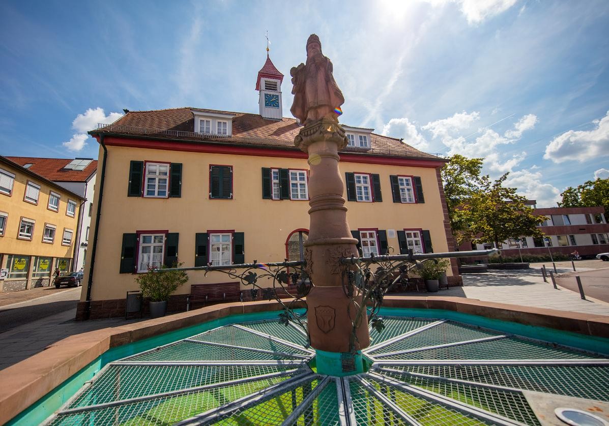 Altes Rathaus Gerlingen mit Urbanbrunnen Altes Rathaus Gerlingen mit Urbanbrunnen