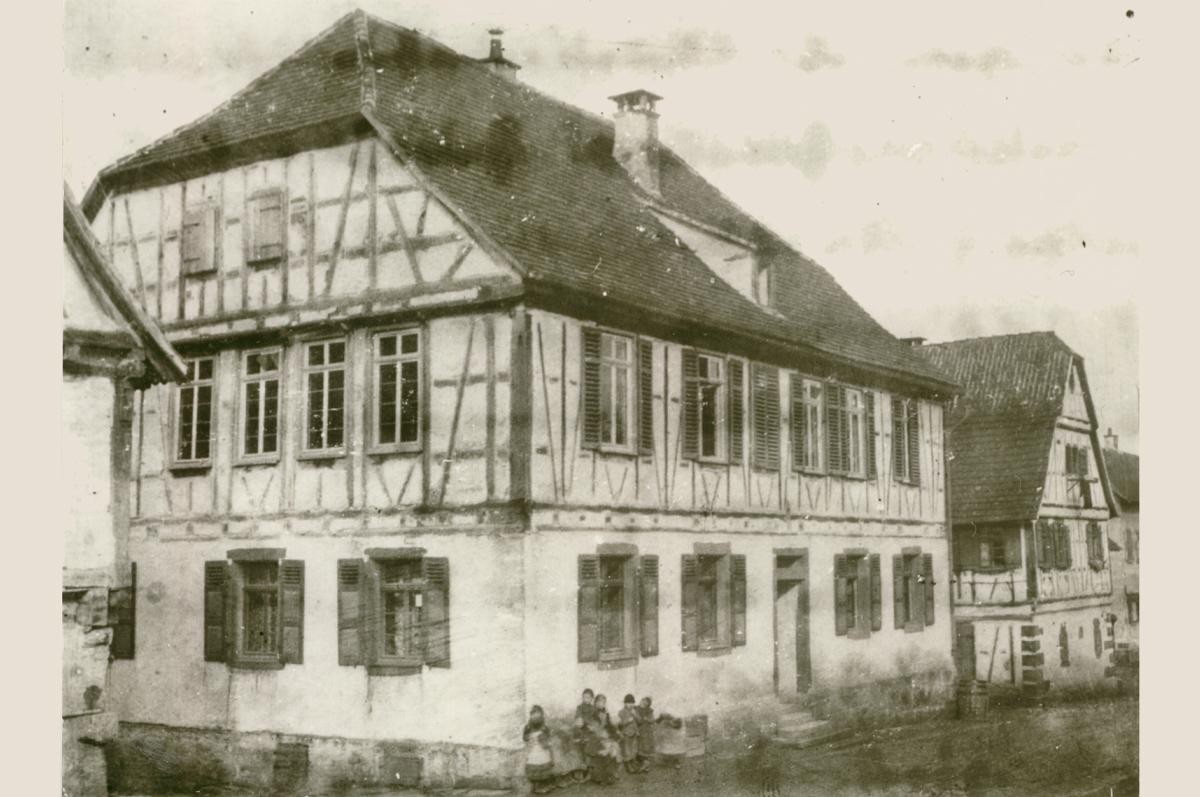 Schulhaus vor 1958 noch ohne Arkadengang im Erdgeschoss