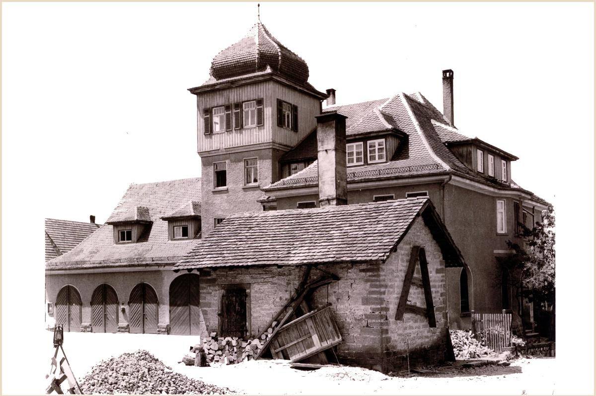 Feuerwehrhaus mit altem Backhaus