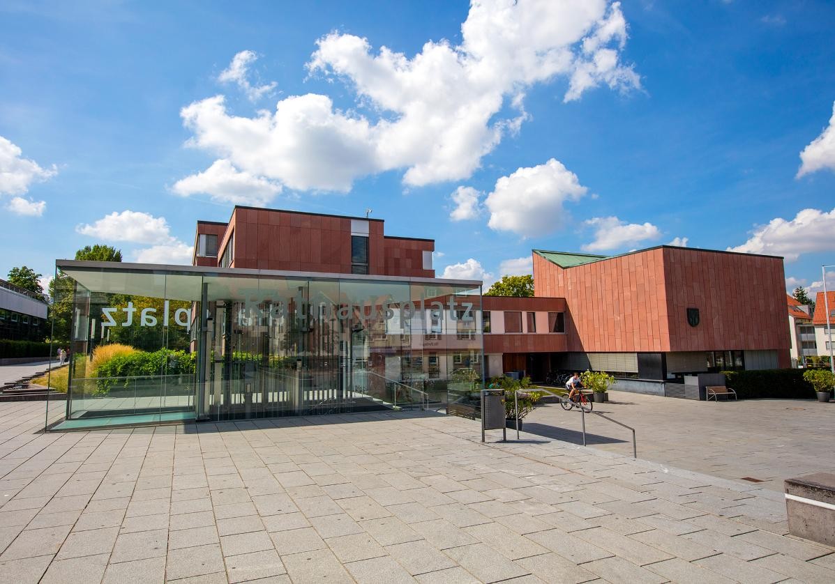 Rathaus und Rathausplatz Rathaus und Rathausplatz