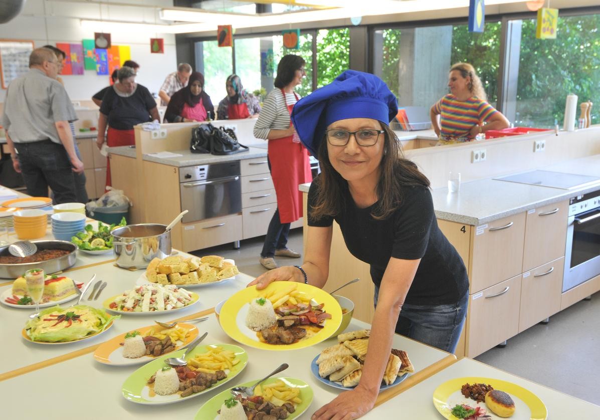 Marianella Muñoz serviert das peruanische Gericht "Lomo Saltado"