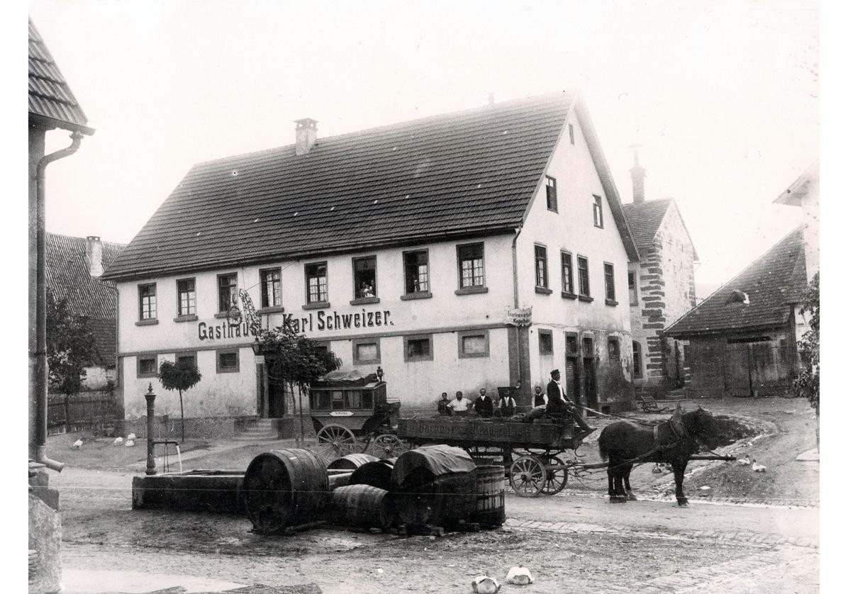 Gasthof „Hirsch“ um das Jahr 1900 mit Pferdeställen im Erdgeschoss. Davor die Postkutsche, im Hintergrund links das Brauereigebäude und rechts das ehemalige Schlachthaus.