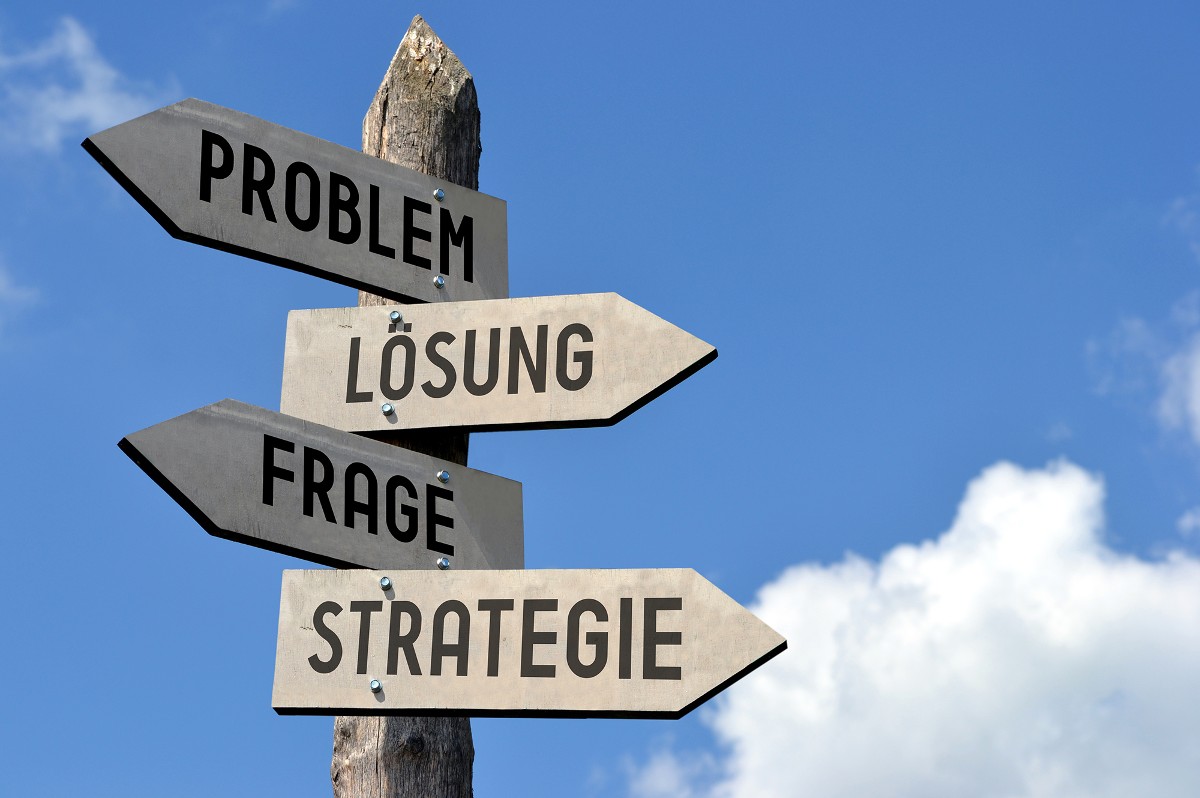 Schilder mit den Worten Problem Lösung Frage Strategie
