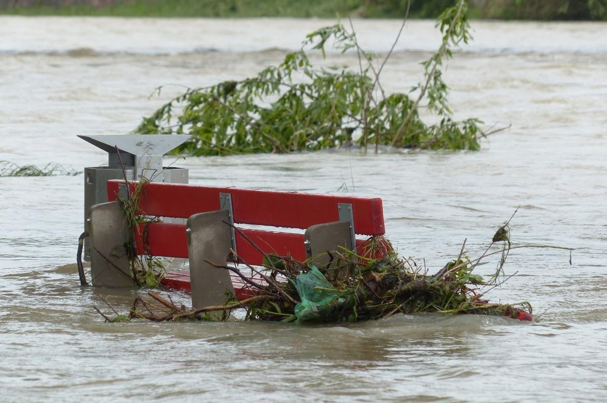Hochwasser umflutet eine Parkbank