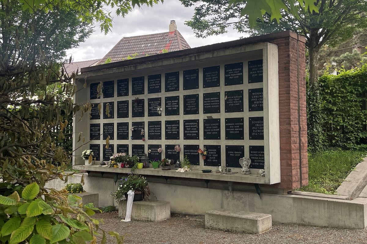 Kolumbarienwände im südlichen Bereich des Stadtfriedhofs