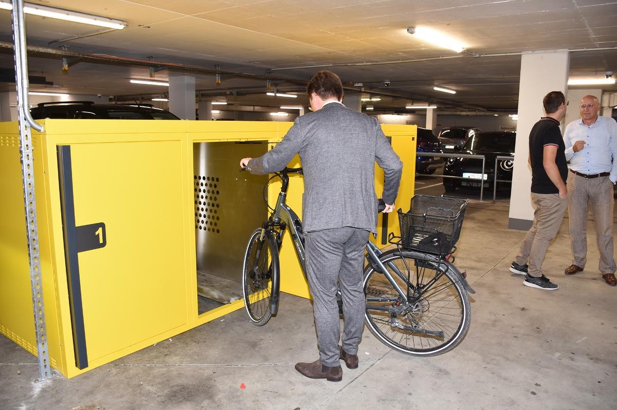 Bürgermeister Oestringer testet die Fahrradboxen