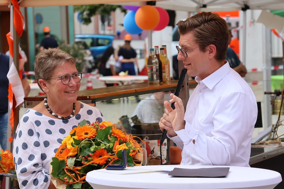 Bürgermeister Dirk Oestringer würdigt Brigitte Meier