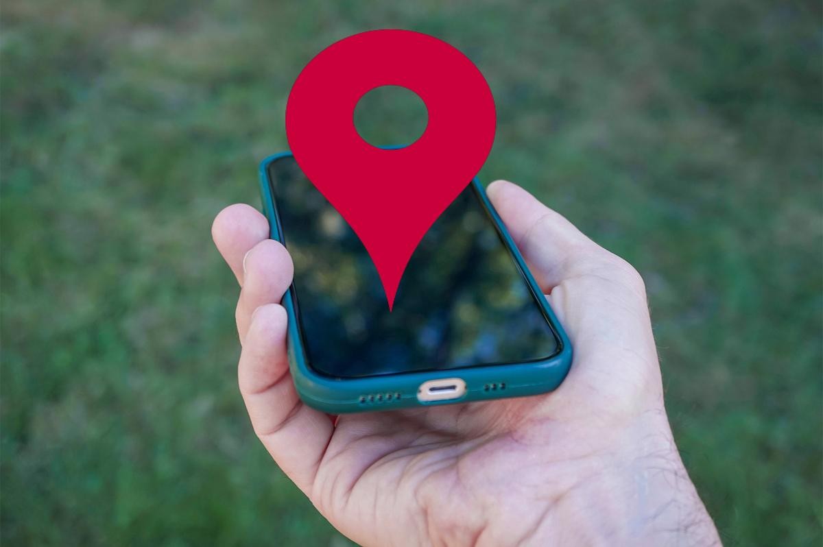 Person hält Smartphone in der Hand