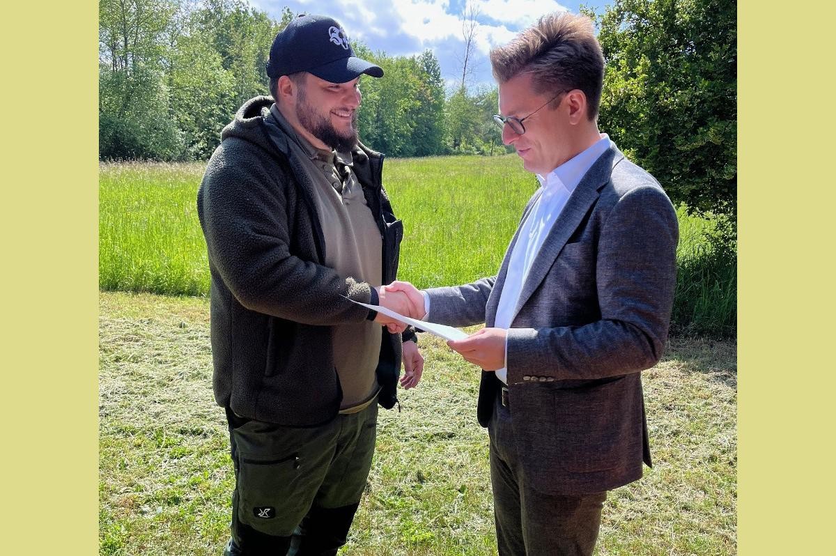 Bürgermeister Dirk Oestringer mit Maximilian Gärtner