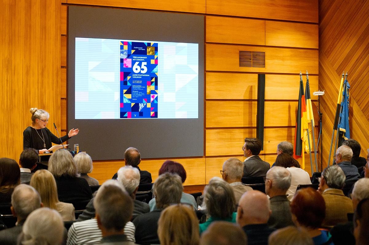 Dr. Birgit Knolmayer im Sitzungssaal des Rathauses