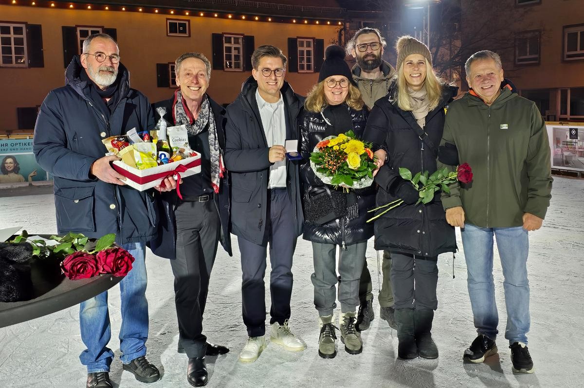 Jürgen Bischoff, Dr. Leonard Azzola, Bürgermeister Dirk Oestringer, Heike Bischoff, Simon Rützel, Cassandra Lorié, Bürgermeister a. D. Georg Brenner