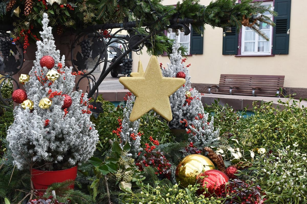 Weihnachtsdeko auf dem Urbanbrunnen