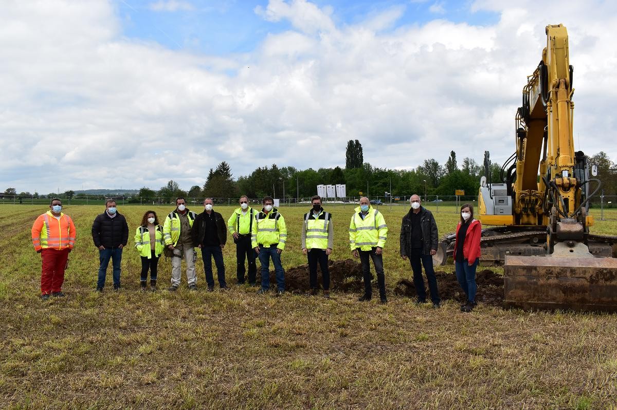 Gruppenfoto im Grabungsareal mit Bürgermeister Dirk Oestringer