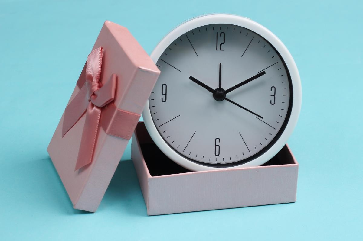 Uhr in einem Geschenkkarton