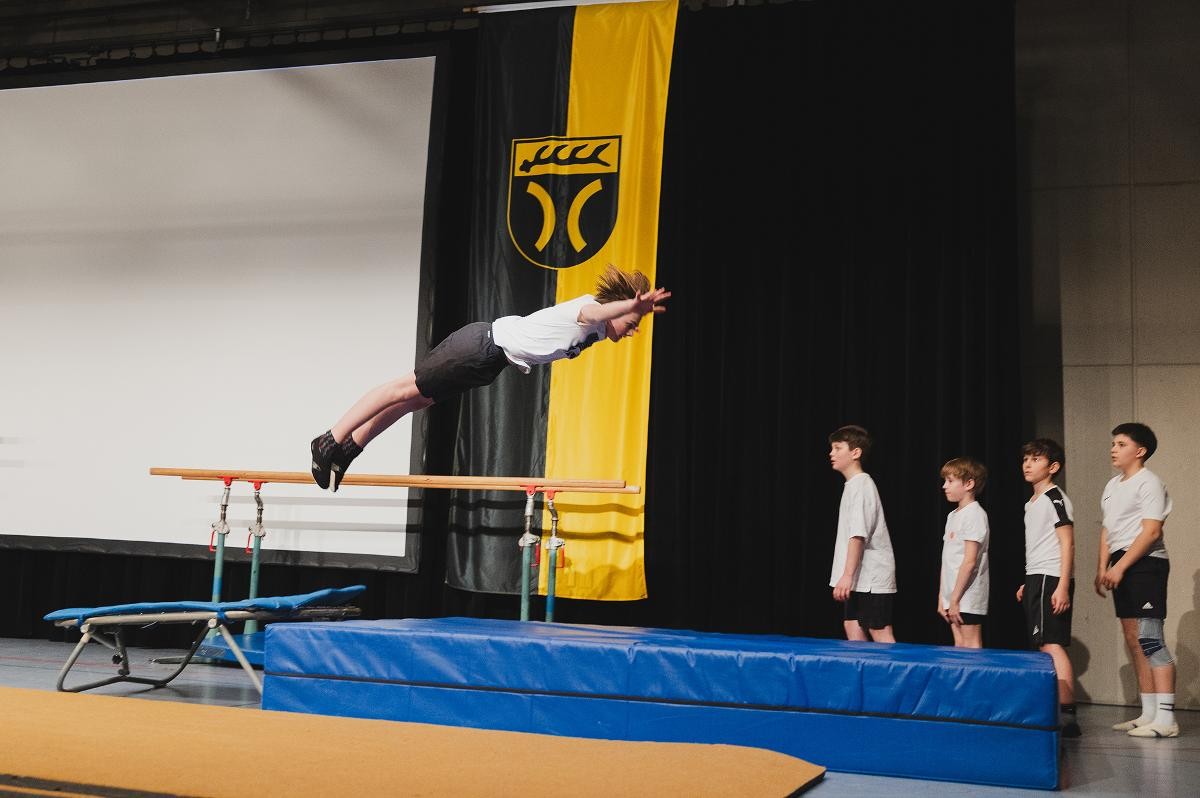 Turnereinlage auf der Bühne der Stadthalle