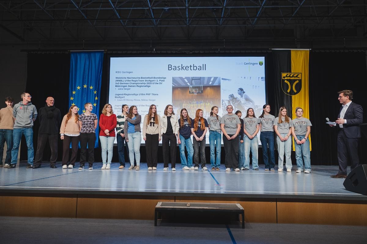 Sportlerinnen und Sportler auf der Bühne