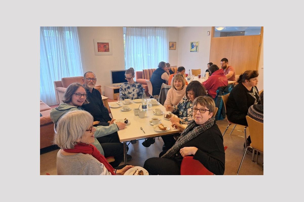 Freizeitgruppe mit und ohne Behinderung beim Spielenachmittag