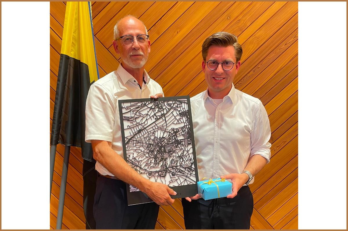 Stadtbaumeister Thomas Günther mit Bürgermeister Dirk Oestringer