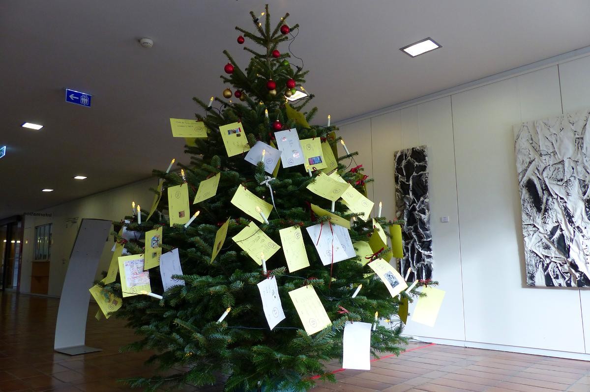Baum mit Wunschzetteln