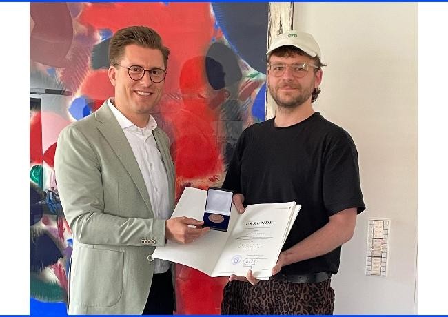 Bürgermeister Dirk Oestringer und Lukas Kuntz
