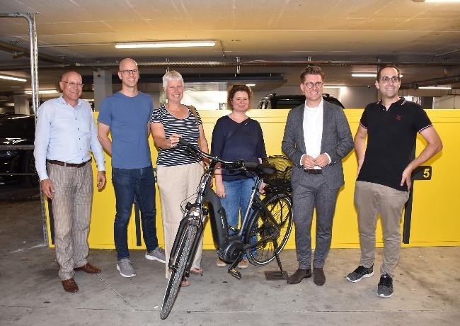 Bürgermeister Dirk Oestringer und Erster Beigeordneter Stefan Altenberger mit Vertretern des Gemeinderates und der Aktion Stadtradeln