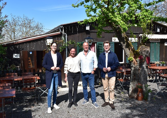 Leiterin des Amtes für Gebäudemanagement Nina Fänger, Nicole Braun, Uwe Braun und Bürgermeister Dirk Oestringer