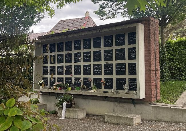 Kolumbarienwände im südlichen Bereich des Stadtfriedhofs