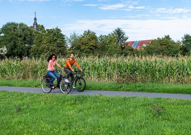 Zwei Radfahrende im Grünen