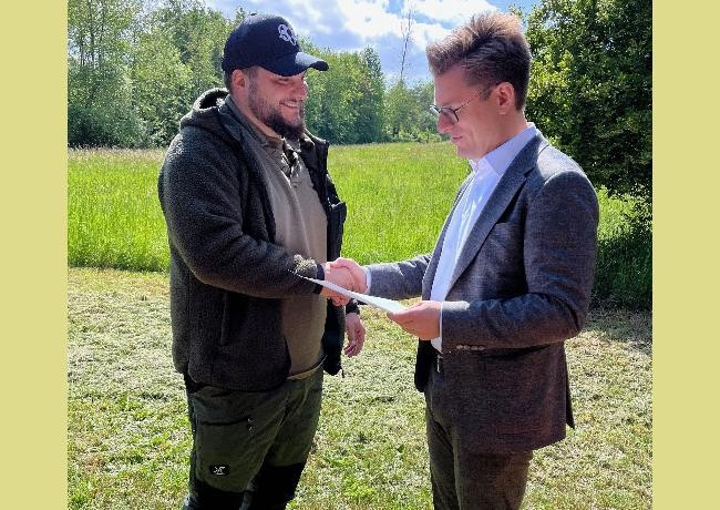 Bürgermeister Dirk Oestringer mit Maximilian Gärtner