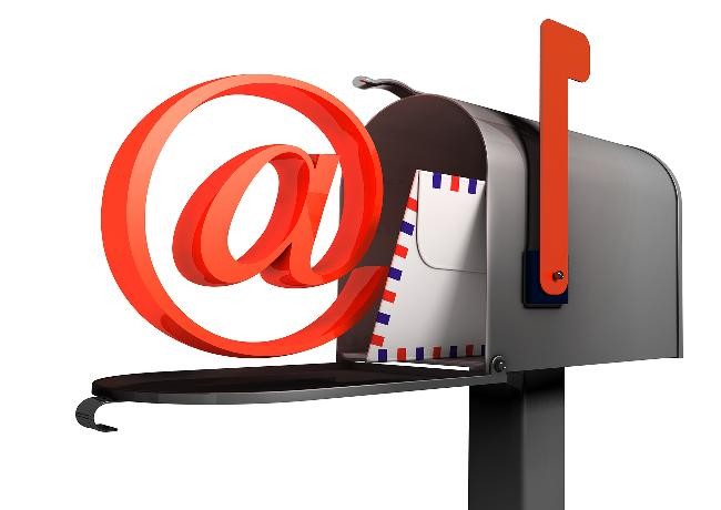 Amerikanische Postbox mit Brief und davor ein @ Zeichen