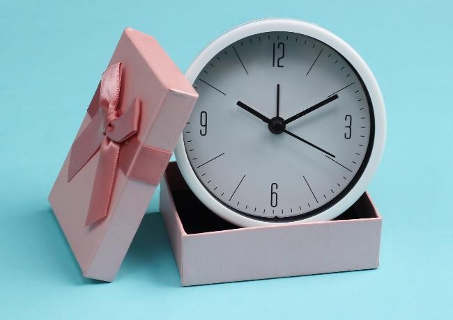 Uhr in einem Geschenkkarton
