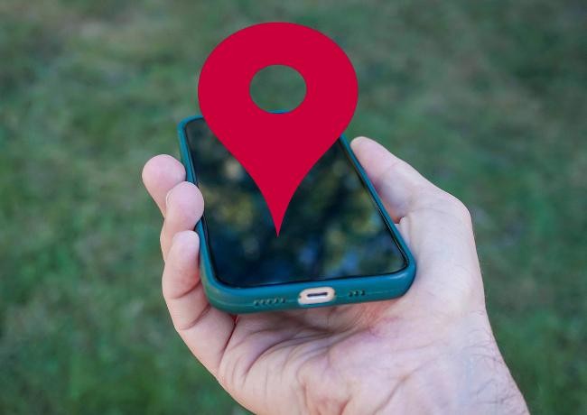 Person hält Smartphone in der Hand
