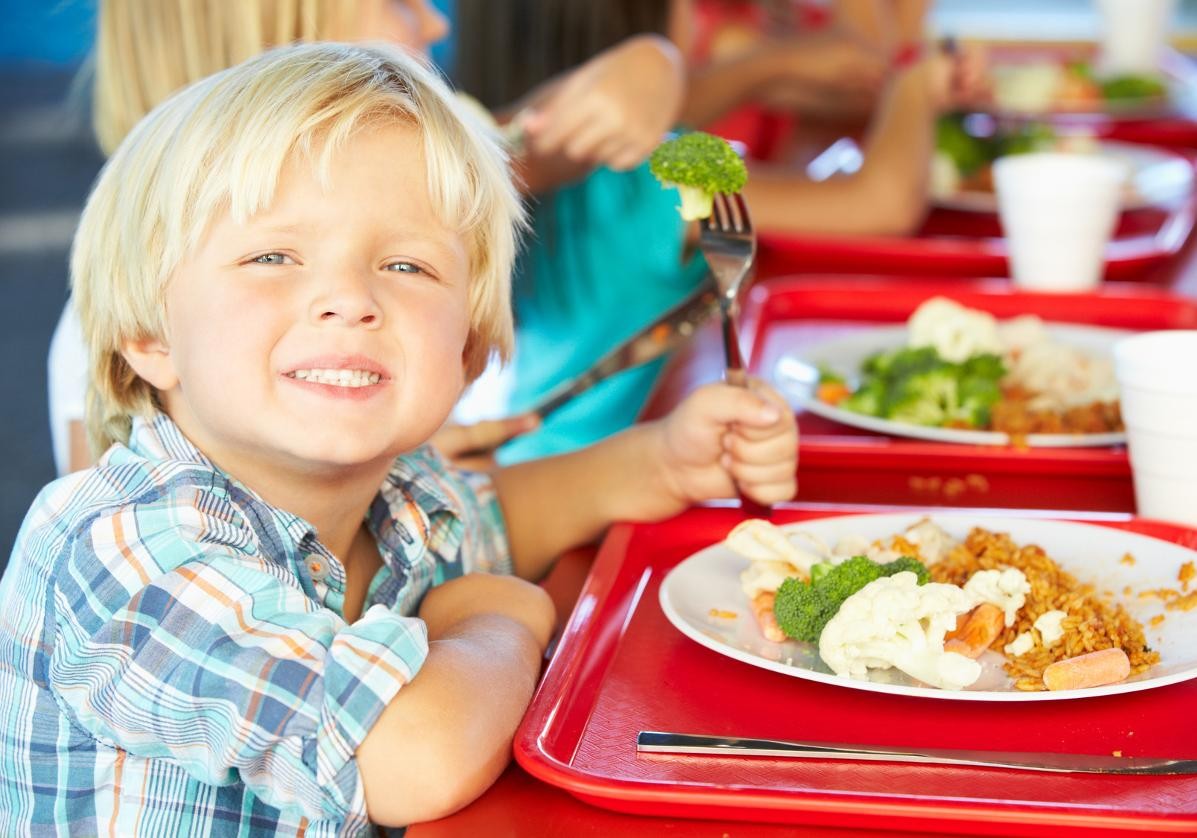 Kind beim Mittagessen Kind beim Mittagessen