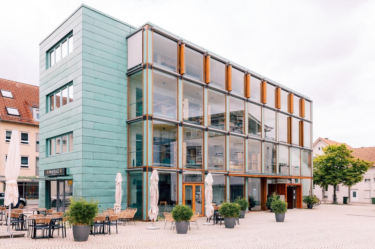 Stadtbücherei Gerlingen mit Brunnen im Vordergrund
