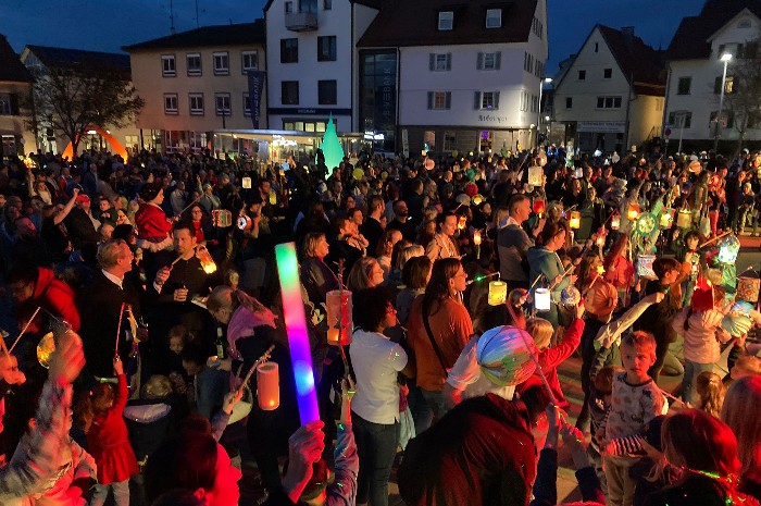 Viele Menschen auf dem Rathausplatz bei Nacht