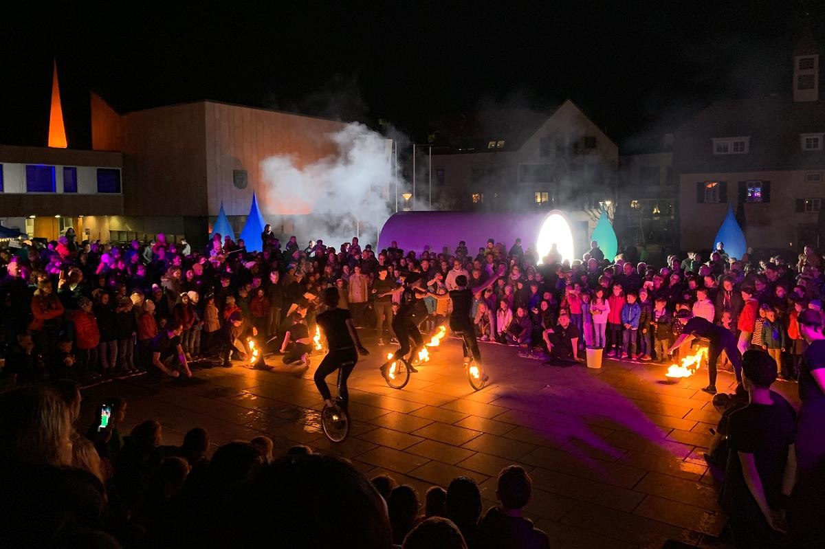 Feuerjonglage auf dem Rathausplatz Feuerjonglage auf dem Rathausplatz