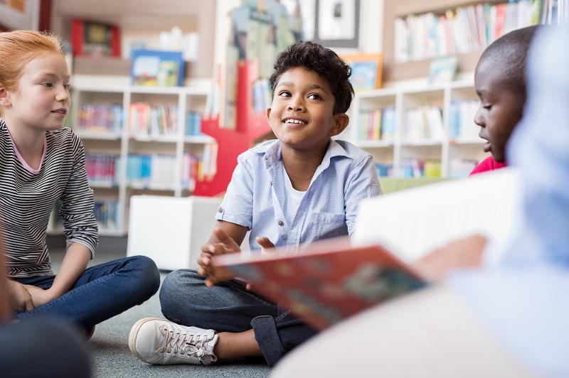 Kinder im Sitzkreis Kinder im Sitzkreis