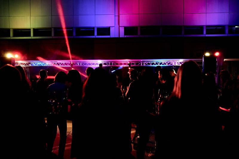 Menschen tanzen vor der Stadthalle Menschen tanzen vor der Stadthalle