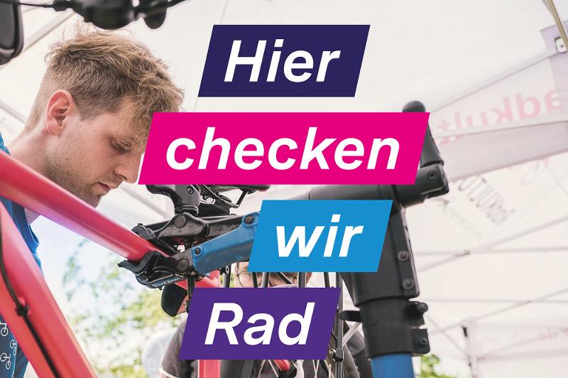 Person, die ein Fahrrad checkt