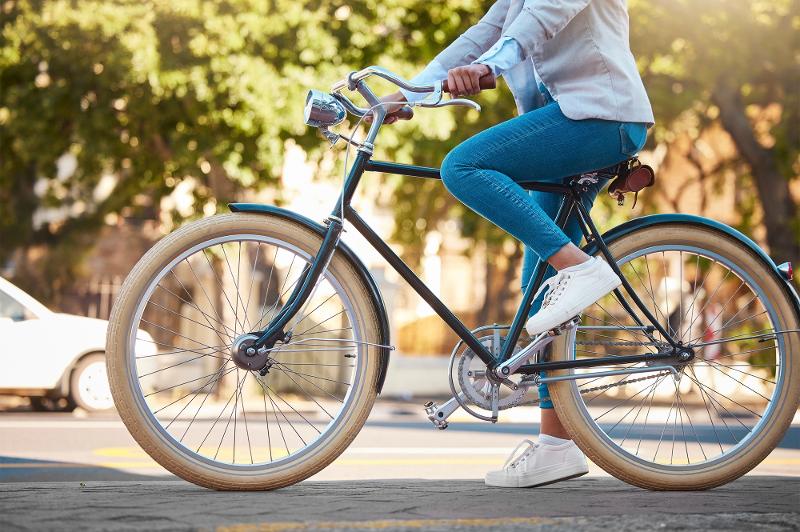 Person, die auf Fahrrad sitzt
